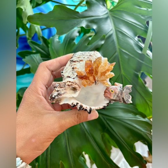 Fish Carving on SeaShell with Citrine - Picture 5 of 5